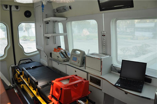 班玛县救护车内部